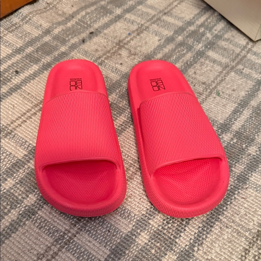 Never worn women’s slides